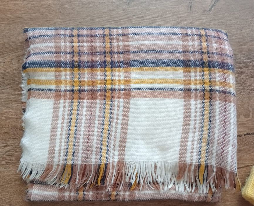 jasny szal w brązowo żółtą kratę