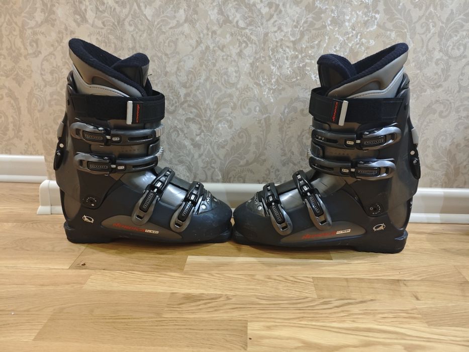 Лижні черевики чоботи