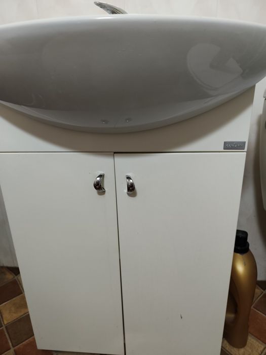 Szafka łazienkowa z umywalką i baterią