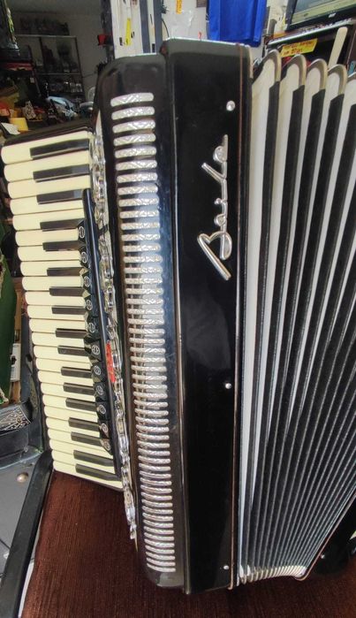 Acordeão à 4°Voz e 120 Baixos- Acordeon