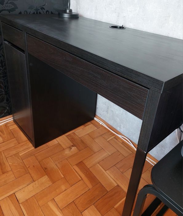 Czarne biurko ikea