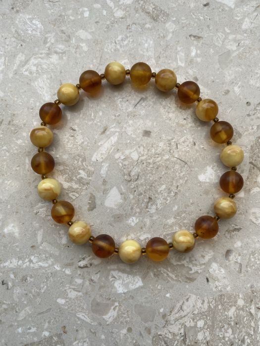 Bransoletka z bursztynu mleczno-koniakowego
