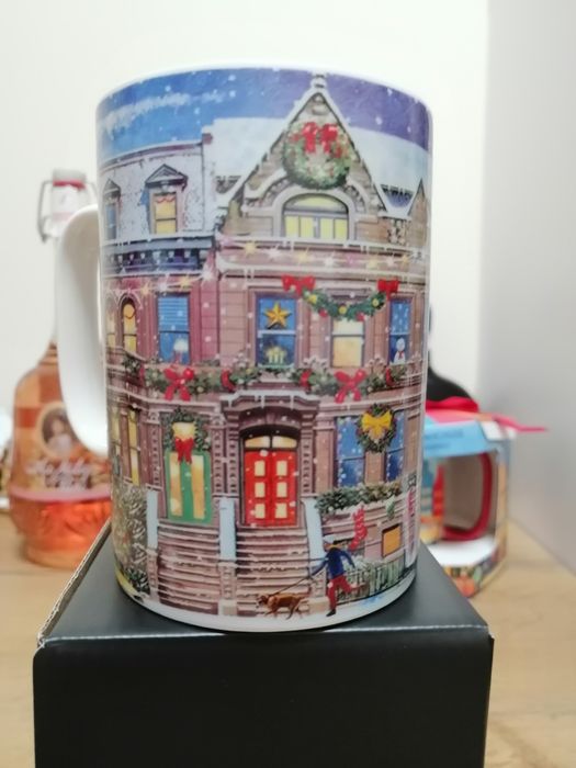 Kubek nowy z motywem świątecznym