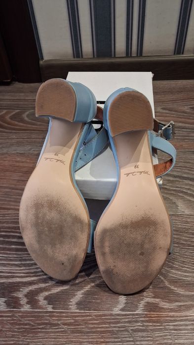 Шкіряні босоніжки на підборах