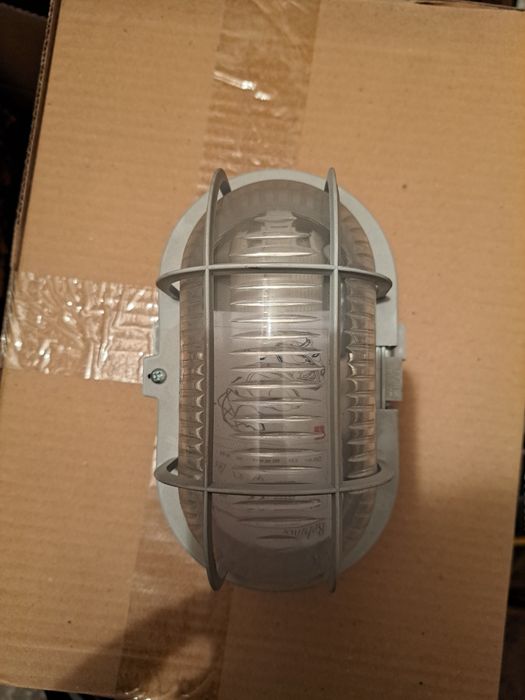 13sztuk Legrand IP44 Lampa z kloszem SZKLANYM E27 60W – Nowe – Garaż /