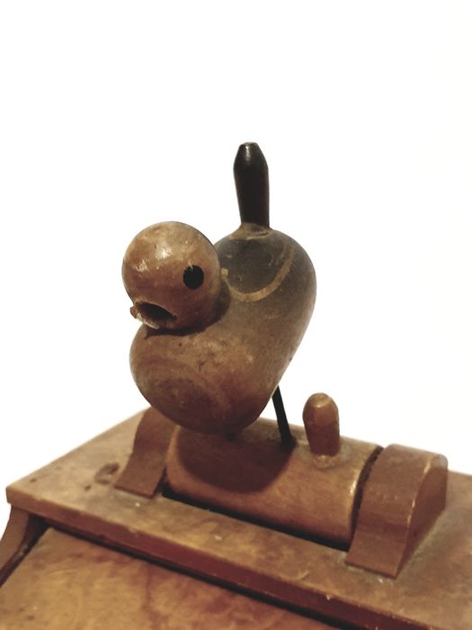 Antiga caixa cigarreira mecânica em madeira para restauro