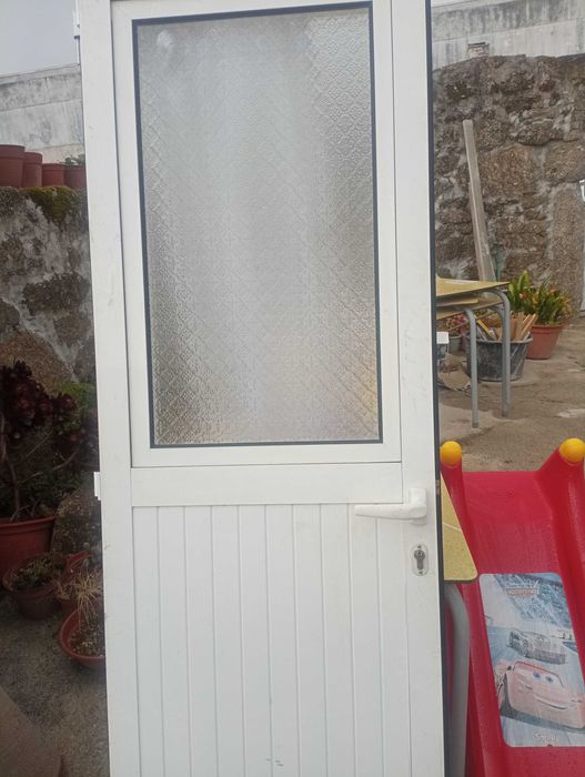 vendo fogão a gás em bom estado e 2 portas de alumínio como novas