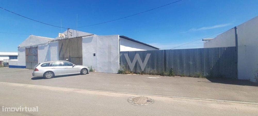 Pavilhão Industrial com Refeitório e Armazém em Avis