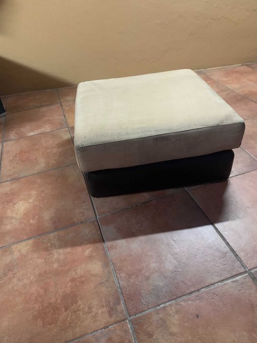 Puf em pele sintética cor bege/castanho