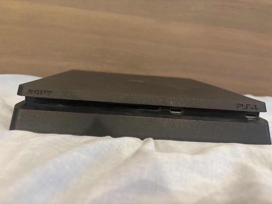 PS4 Slim 1 Tb + jogos
