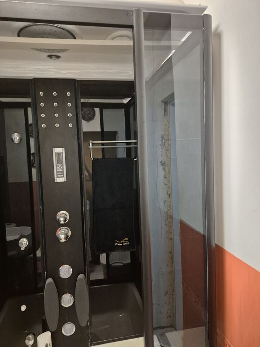 Kabina prysznicowa z hydromasażem i radiem