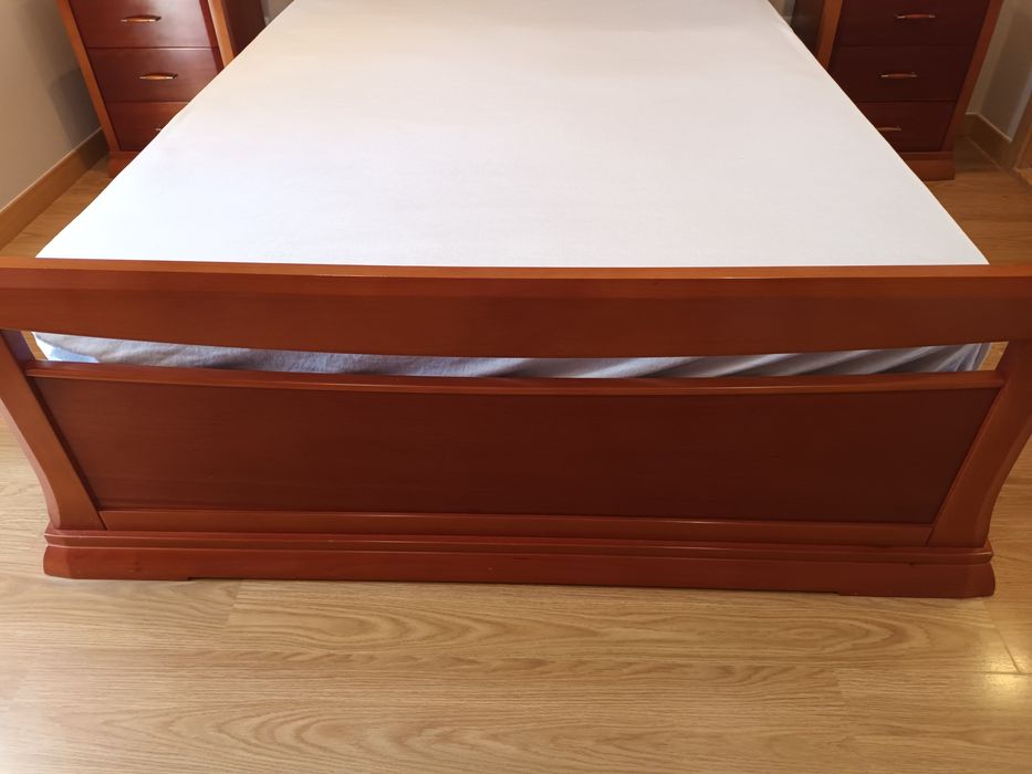 Quarto casal+ 2 mesas cabeceira+ comoda