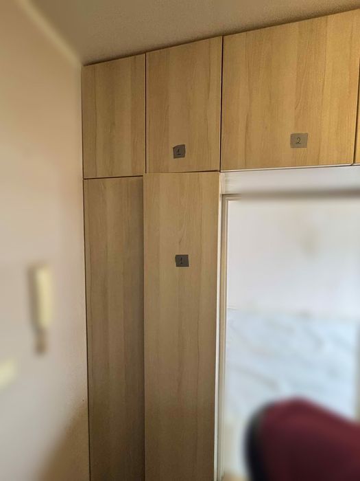 Sprzedam zabudowę korytarza – jasne drewno