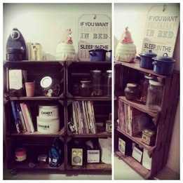 Estante de madeira feita com caixas de fruta de madeira