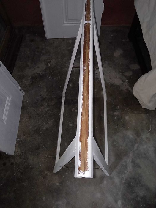 Cavalete em madeira  com 77 cms de altura e 74 de largura