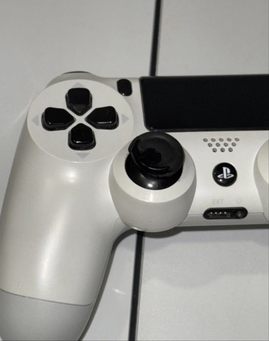 Playstation 4 FAT z padem + 3 gry