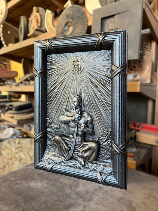 Авторська деревʼяна картина-панно «Сила гідності»