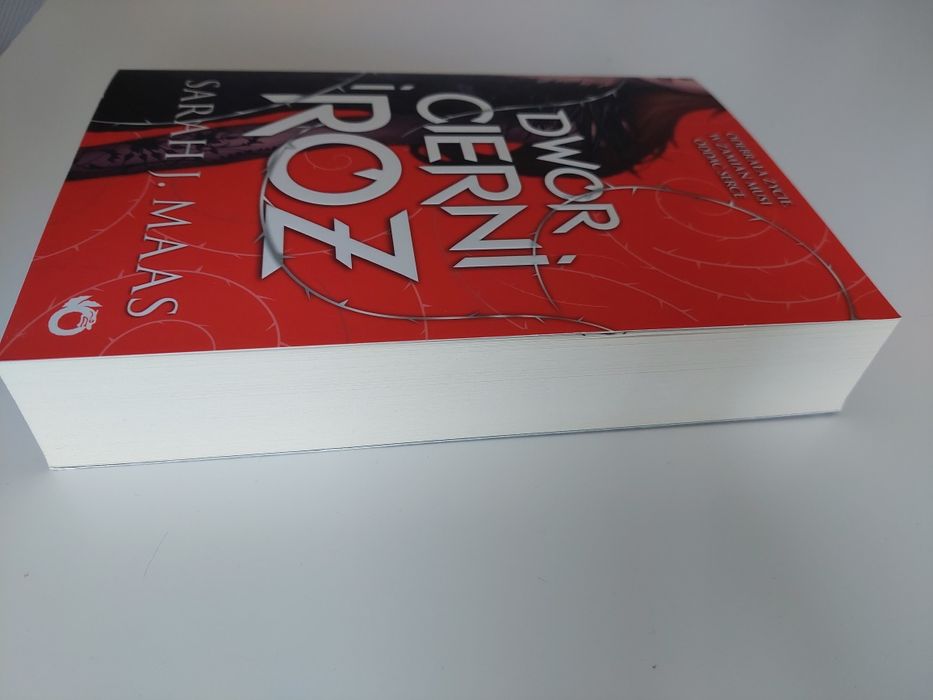 Dwór Cierni i Róż - Sarah J. Maas
