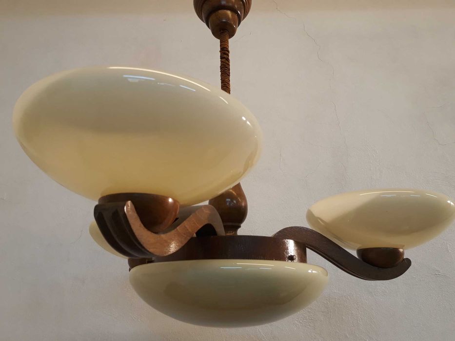 Żyrandol drewniany 3 ramienny klosze szklane otwarte od góry i 1 w dół