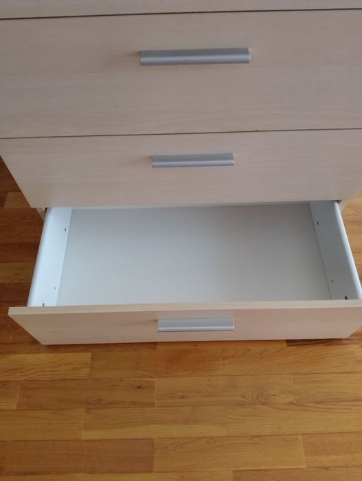 Cómoda criança em bom estado