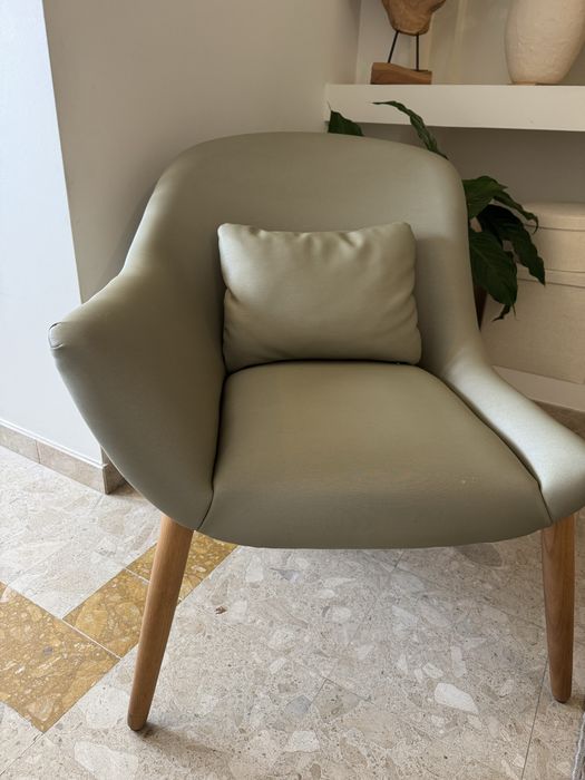 Cadeirão design escandinavo verde soft com pés em madeira natural
