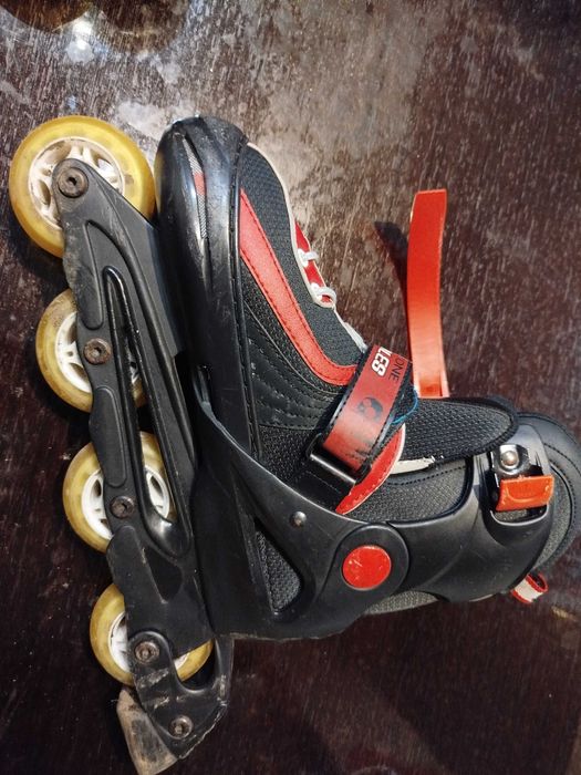 Patins vermelhos e pretos