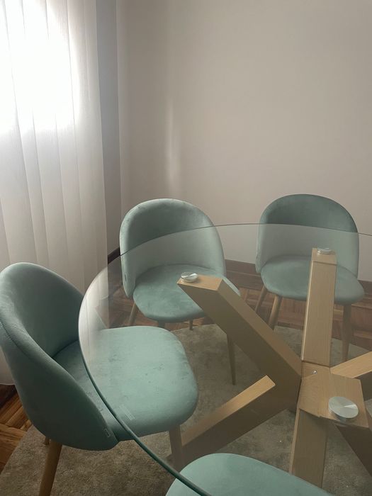Mesa de jantar moderna com tampo de vidro temperado, praticamente nova
