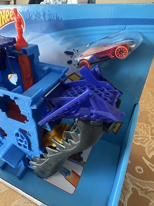 Hotwheels zamek krokodyla +autko