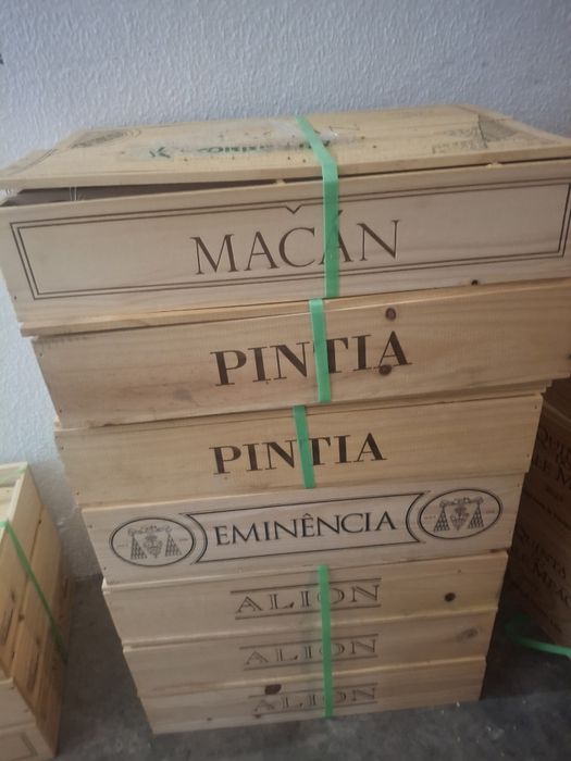 Vendo caixas de madeira para 6 garrafas com marcas de vinhos