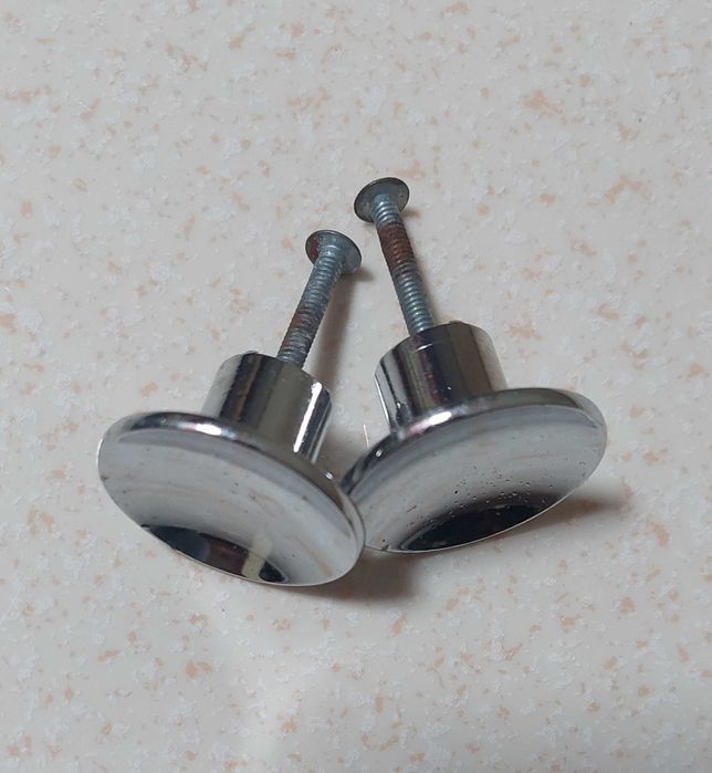 Puxadores de metálicos pequenos.