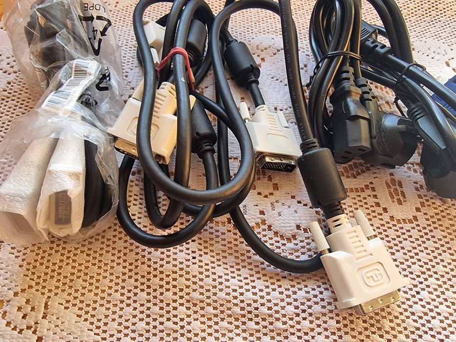 Zestaw nowych kabli do komputera