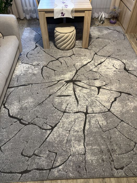 Szary, nowoczesny dywan