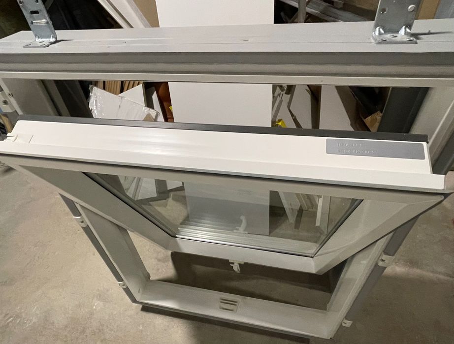 Janela de sótão Fakro 78x98 branca em PVC