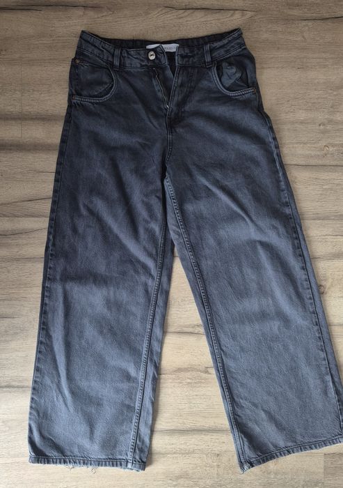 Jeansy bershka 38
Z tylu nogawki nieco zdeptane :)
Normalne ślady użytkowania