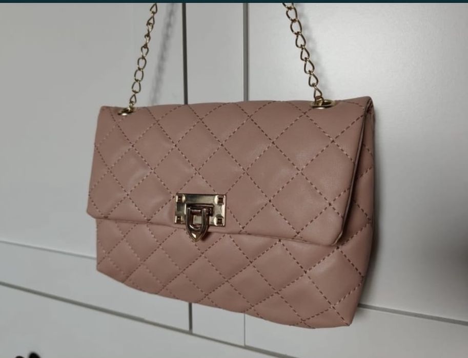 Mała różowa torebka na łańcuszku pikowana