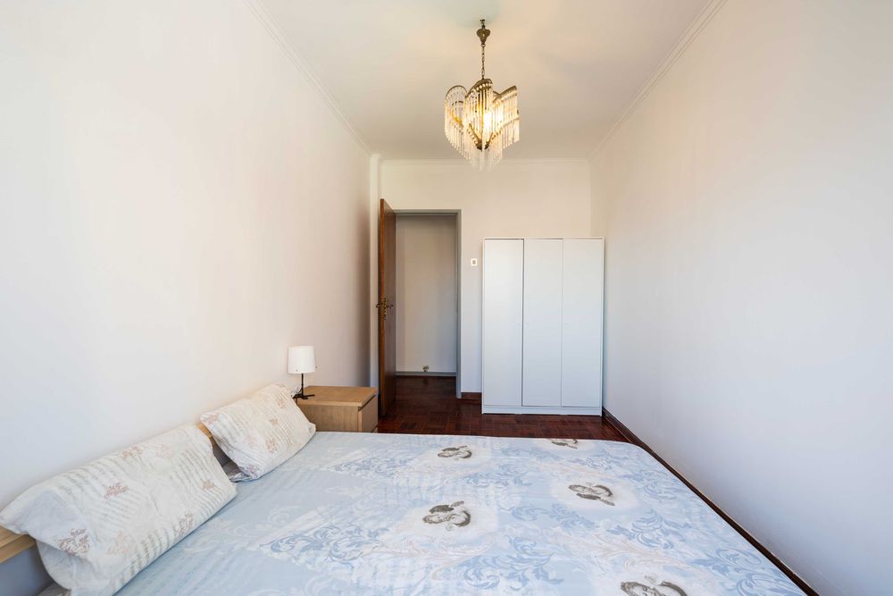 Quarto mobilado com cama de casal | 5 min Metro Pontinha | Ambiente tranquilo