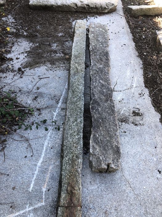 Vendo esteios de pedra