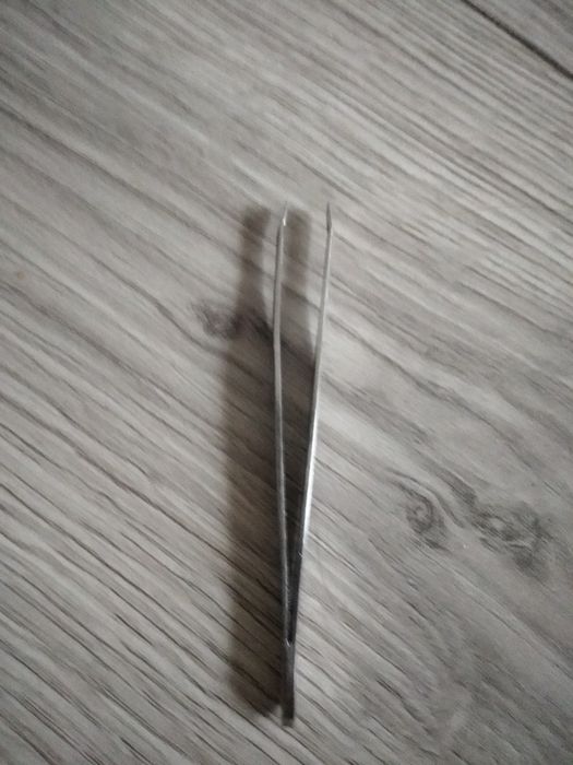 Metalowa pęseta do brwi