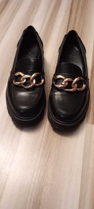 Buty trapery rozm 39 czarne z łańcuszkiem Shoaes