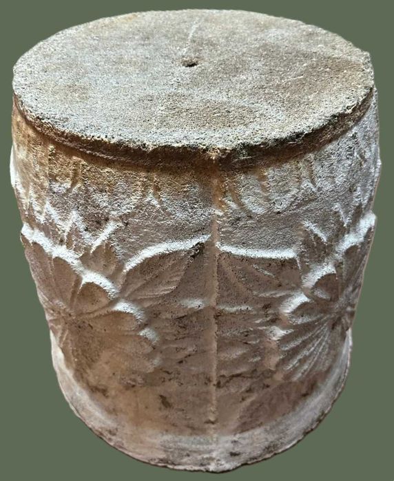 Vasos antigos, em cimento e pó de pedra com decoração, medidas: altura 41X44 cm,