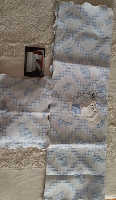 Vendo colcha de cama de bebê