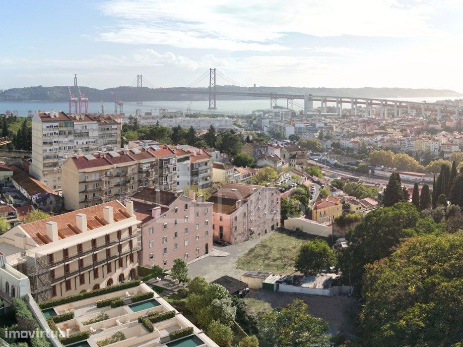 Apartamento T1 com estacionamento em condomínio com piscina e jardim