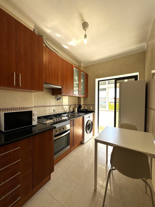 Quarto - com varanda, boa localização, equipado