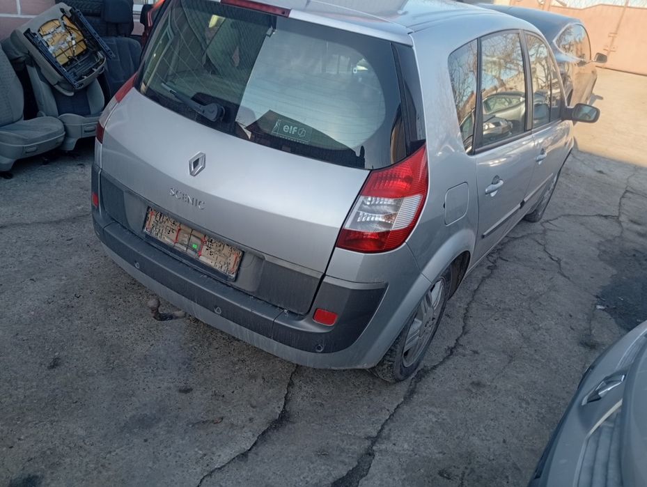 Сидіння салон підлокітник карти торпеда панель  автомат коробка Рено