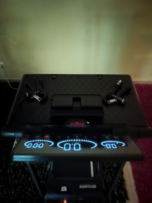 Passadeira de qualidade nova com mesa, com garantia de mais de 2 anos