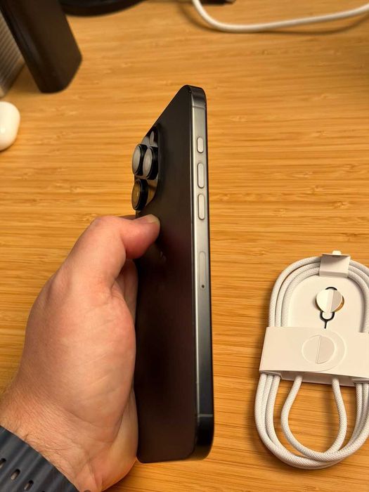 iPhone 16 Pro Max titânio preto, 256GB, bateria a 94%, com AppleCare+