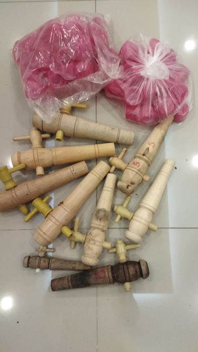 Torneira e rolhas em plastico