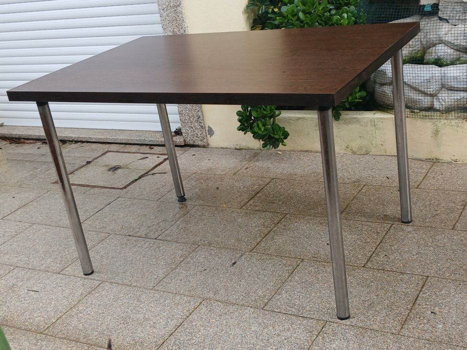 Vendo MESA de JANTAR para cozinha ou sala muito resistente como nova.