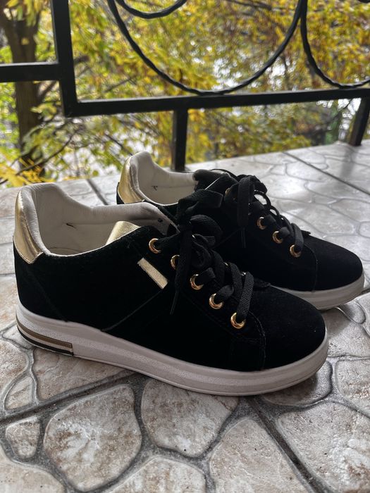 Жіночі кросівки