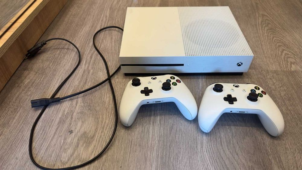 Xbox One S 1TB + 2 oryginalne pady – sprawny, wyczyszczony